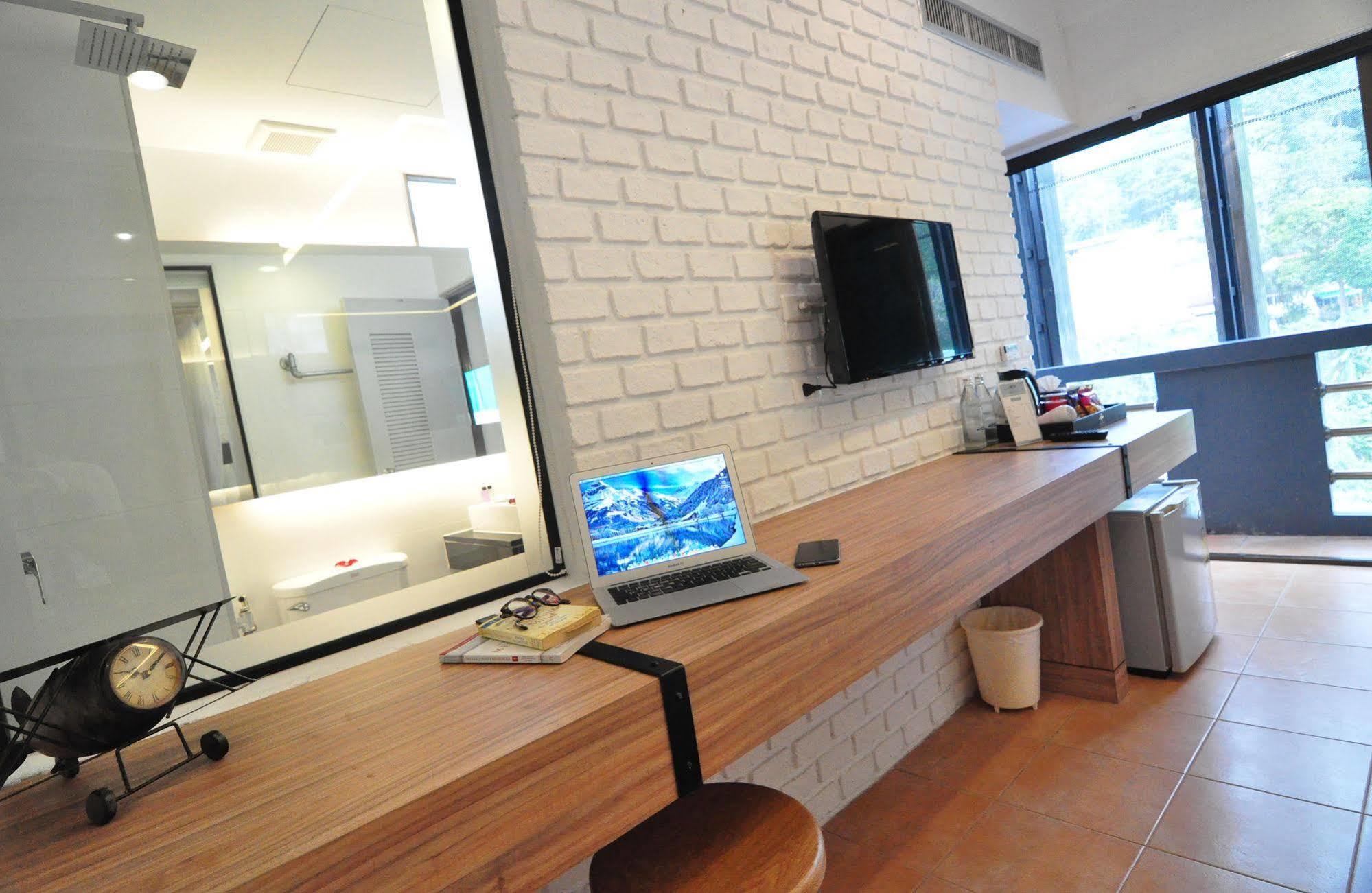 Forty Winks Phuket Hotel Patong Exterior photo